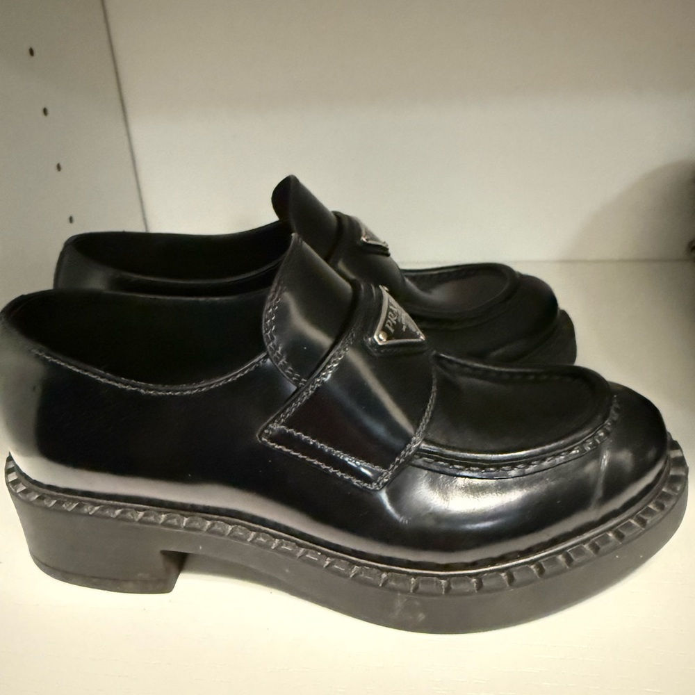Prada women’s Enameled Metal Triangle Leather Loafers size 35 - Picture 3 of 10